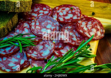 salami fumé à la saucisse avec saindoux et pain en gros plan Banque D'Images