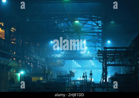 Intérieur d'un grand bâtiment industriel intérieur de couleur bleue.Hangar d'usine ou atelier avec constructions en acier.Usine de métallurgie. Industrie lourde. Banque D'Images