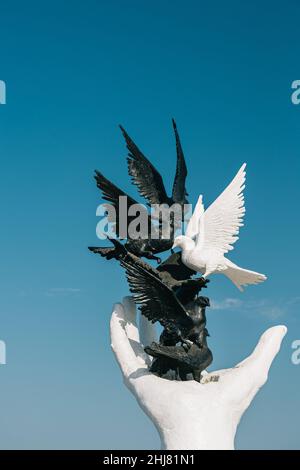 Kusadasi, province d'Aydin, Turquie. Monument de la main de la paix sur le front de mer, le dimanche de l'été. Vue sur la sculpture à la main de la côte Egée, Turquie. Banque D'Images