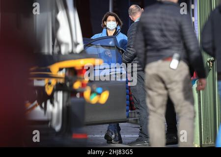 Halifax, Royaume-Uni.27th janvier 2022.Cobie Smulders quitte le film à Piece Hall, Halifax pour la journée à Halifax, au Royaume-Uni, le 1/27/2022.(Photo de James Heaton/News Images/Sipa USA) crédit: SIPA USA/Alay Live News Banque D'Images