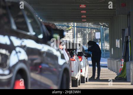 Les automobilistes font la queue à l'East Los Angeles College pour recevoir un test COVID-19 dans le contexte de la montée en puissance de la variante Omicron, le mercredi 5 janvier 2022, à Monterey P. Banque D'Images