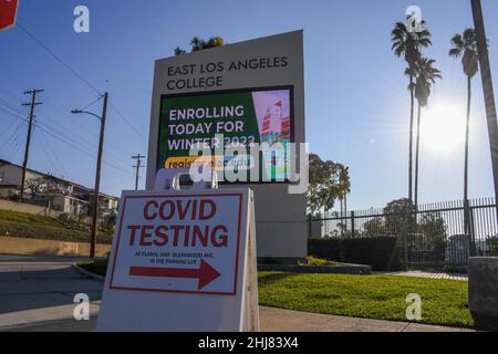 Les automobilistes font la queue à l'East Los Angeles College pour recevoir un test COVID-19 dans le contexte de la montée en puissance de la variante Omicron, le mercredi 5 janvier 2022, à Monterey P. Banque D'Images