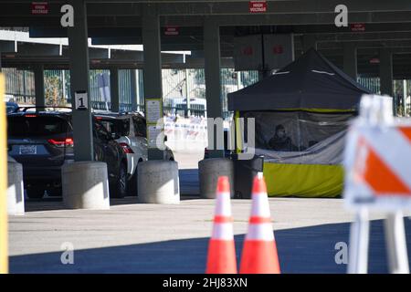 Les automobilistes font la queue à l'East Los Angeles College pour recevoir un test COVID-19 dans le contexte de la montée en puissance de la variante Omicron, le mercredi 5 janvier 2022, à Monterey P. Banque D'Images