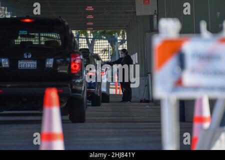 Les automobilistes font la queue à l'East Los Angeles College pour recevoir un test COVID-19 dans le contexte de la montée en puissance de la variante Omicron, le mercredi 5 janvier 2022, à Monterey P. Banque D'Images