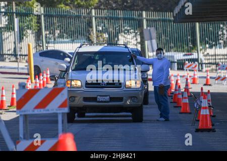 Les automobilistes font la queue à l'East Los Angeles College pour recevoir un test COVID-19 dans le contexte de la montée en puissance de la variante Omicron, le mercredi 5 janvier 2022, à Monterey P. Banque D'Images