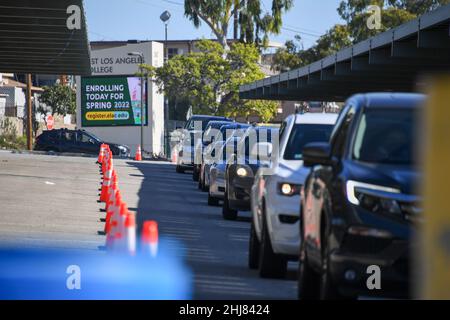 Les automobilistes font la queue à l'East Los Angeles College pour recevoir un test COVID-19 dans le contexte de la montée en puissance de la variante Omicron, le mercredi 5 janvier 2022, à Monterey P. Banque D'Images