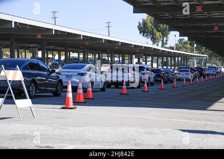 Les automobilistes font la queue à l'East Los Angeles College pour recevoir un test COVID-19 dans le contexte de la montée en puissance de la variante Omicron, le mercredi 5 janvier 2022, à Monterey P. Banque D'Images