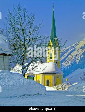 Eglise Saint-Nicolas à Ischgl, vallée de Paznaun, Tirol, Autriche. Banque D'Images