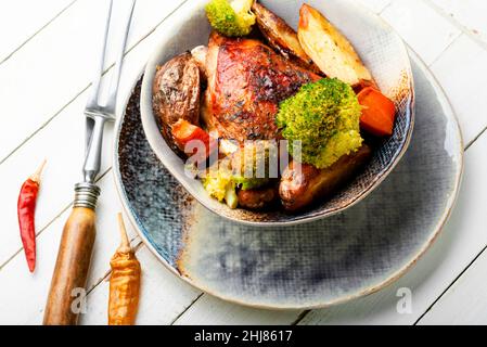 Viande de poulet savoureuse cuite avec des pommes de terre, du coing et du brocoli. Banque D'Images