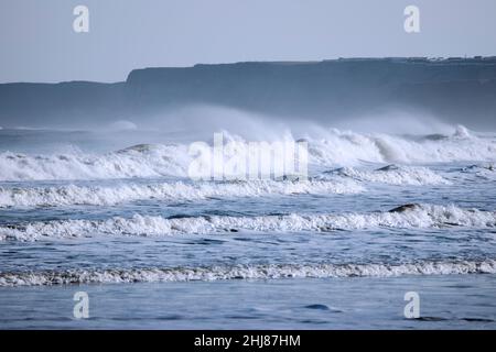Les vagues hivernales défient la côte de la mer du Nord et sapent les falaises et causent l'érosion et la perte de terres.Les courants alimentez le processus de dérive à long terme Banque D'Images