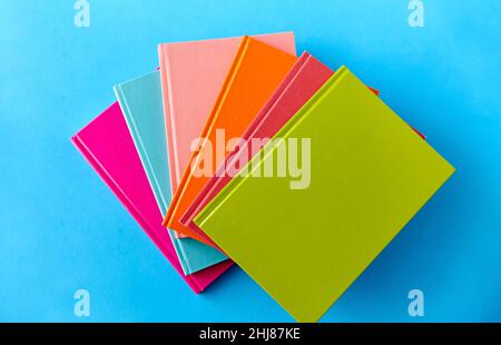 carnets ou livres sur fond bleu Banque D'Images