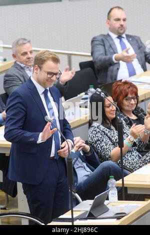 Magdebourg, Allemagne.27th janvier 2022.Konstantin Pott (FDP), se tient au microphone de la salle plénière du Parlement de Saxe-Anhalt.Les députés ont débattu, au cours de la session du Parlement de Saxe-Anhalt, entre autres, de la justice sociale contre les explosions des prix de l'énergie et de la santé mentale des jeunes adultes dans la pandémie.Credit: Klaus-Dietmar Gabbert/DPA-Zentralbild/dpa/Alay Live News Banque D'Images