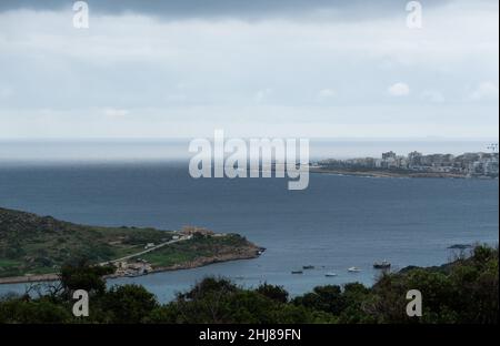 Vue panoramique sur la baie et la rive de Melliena, prise de fort Campbell, Selmun, Malte Banque D'Images