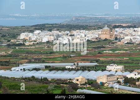 Mgarr, Malte - 01 07 2022: Vue sur la ville de Mosta et les collines verdoyantes environnantes, prise de vue en grand angle Banque D'Images