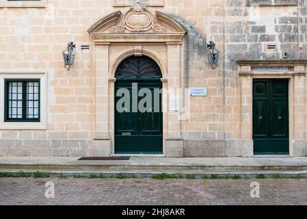 Rabat, Malte - 01 07 2022: Façade traditionnelle, portes et fenêtres Banque D'Images