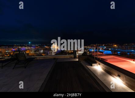 Mellieha, Malte - 01 07 2022: La terrasse et la piscine contemporaines sur le toit Banque D'Images