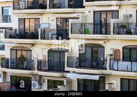 Mellieha, Malte - 01 07 2022: Balcons et fenêtres d'un immeuble de vacances Banque D'Images