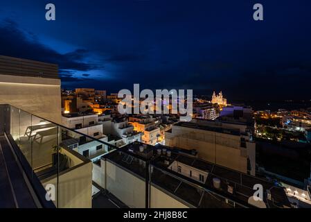 Mellieha, Malte - 01 07 2022: Vue très grand angle d'en haut de l'hôtel Solona et de la baie de nuit Banque D'Images