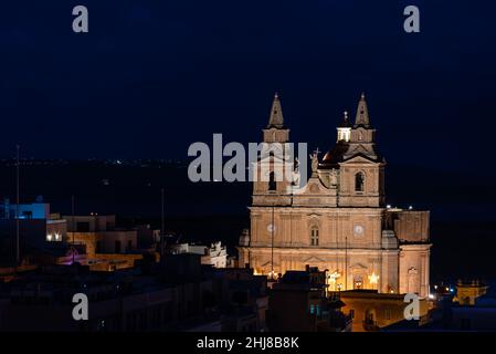 Mellieha, Malte - 01 07 2022: La cathédrale jumelle tours et la vallée de nuit, vue de haut angle Banque D'Images