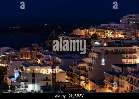 Mellieha, Malte - 01 07 2022: Vue de nuit sur la vallée vers le bord de mer Banque D'Images