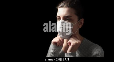 femme malade ajustant le masque de protection médical Banque D'Images