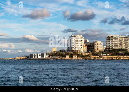 Saint Julian, Malte - 01 07 2022: La ligne côtière et les appartements de vacances à la baie Banque D'Images