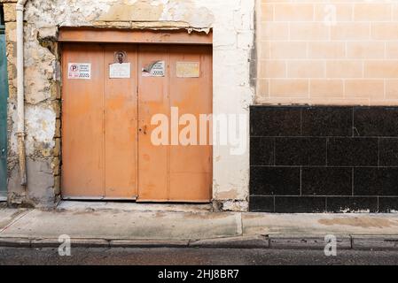 Marsakala, Malte - 01 07 2022: Porte de garage en bois d'une maison résidentielle Banque D'Images