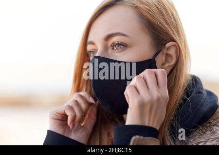 femme portant un masque de protection réutilisable Banque D'Images