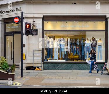 Londres, Royaume-Uni.27 janvier 2022.Il n’est plus nécessaire de porter un masque de jour à l’intérieur d’une matinée grise dans l’extrémité ouest de Londres, car les restrictions du Plan B sont levées.Crédit : Malcolm Park/Alay Live News. Banque D'Images