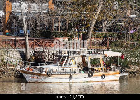 Manavgat, Turquie -20 janvier 2022: Bateau pour les voyages touristiques sont amarrés au chenal.Petit yacht sont liés à la rivière dans un petit remorquage touristique Banque D'Images