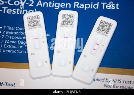 Deux résultats positifs et un seul résultat négatif.Trois kits de test de débit latéral / LFT / LFD / dispositifs de débit latéral / kit de dispositif, dont deux ont été testés positifs (montrant deux lignes rouges) pour le coronavirus du virus COVID 19 lors du test à domicile de l'antigène, à Londres.ROYAUME-UNI.Pour indiquer un résultat positif, deux lignes rouges apparaissent.Un test montre que la ligne positive est faible/faible.Le troisième test montrant une seule ligne est un test négatif.Le test (réalisé par Flowfex en Chine) a détecté un virus dans l'échantillon d'écouvillon nasal prélevé dans le nez.(128) Banque D'Images