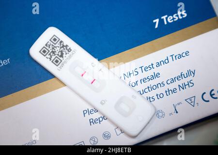 Test de débit latéral / LFT / LFD / kit de dispositif de débit latéral ayant été testé positif (montrant deux lignes rouges) pour le coronavirus du virus COVID 19 lors du test à domicile de l'antigène, à Londres.ROYAUME-UNI.Le test (réalisé par Flowfex en Chine) a détecté un virus dans l'échantillon d'écouvillon nasal prélevé dans le nez.(128) Banque D'Images