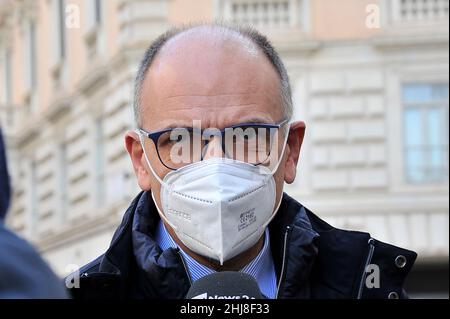 Enrico Letta est un homme politique et universitaire italien, président du Conseil des ministres de la République italienne, en dehors du Montecitorio, lors des élections du nouveau Président de la République italienne à Rome.Napoli, Italie, 26 janvier 2022.(Photo par Vincenzo Izzo/Sipa USA) Banque D'Images