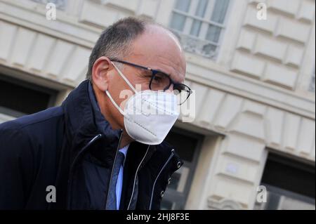 Enrico Letta est un homme politique et universitaire italien, président du Conseil des ministres de la République italienne, en dehors du Montecitorio, lors des élections du nouveau Président de la République italienne à Rome.Napoli, Italie, 26 janvier 2022.(Photo par Vincenzo Izzo/Sipa USA) Banque D'Images