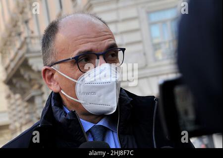 Roma, Italie.27th janvier 2022.Enrico Letta est un homme politique et universitaire italien, président du Conseil des ministres de la République italienne, en dehors du Montecitorio, lors des élections du nouveau Président de la République italienne à Rome.Napoli, Italie, 26 janvier 2022.(Photo par Vincenzo Izzo/Sipa USA) crédit: SIPA USA/Alay Live News Banque D'Images