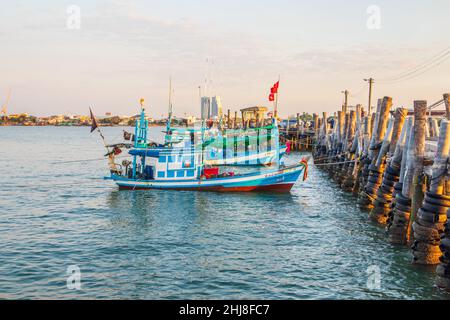 Dans la soirée, les bateaux de pêche colorés sont solidement attachés directement à la jetée avec les cordes et les noeuds des marins Banque D'Images