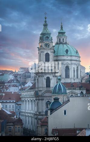 Église Saint-Nicolas à Mala Strana (Kostel sv.Mikulase) à Prague, République tchèque.Cathédrale dans la vieille ville Banque D'Images