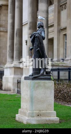 Londres, Royaume-Uni.27 janvier 2022.Un matin gris dans la capitale.Un mouette perce sur la tête de la statue de George Washington, Trafalgar Square. Banque D'Images