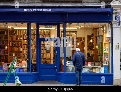 Londres, Royaume-Uni.27 janvier 2022.La fenêtre de navigation à long établi Henry Pordes Bookshop sur 58-60 Charing Cross Road dans le centre de Londres Banque D'Images