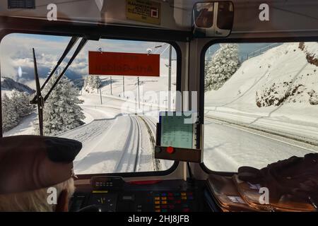 Mt Rigi, Suisse - janvier 10 2022: Point de vue du chef de train qui conduit le célèbre Rigi Bergbahnh sur le chemin de fer couvert de neige sur le Banque D'Images