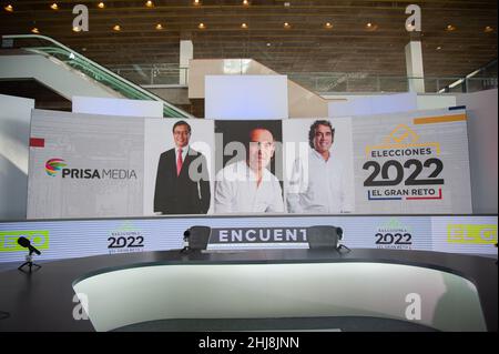 Bogota, Colombie.27th janvier 2022.Une vue générale de l'étape du débat avec des images de Gustavo Petro (à gauche) Federico Gutierrez (au centre) et Sergio Fajardo (à droite) pendant le DÉBAT PRÉSIDENTIEL FACE à face de PRISA Medios diffusées en direct par radio web streaming à Bogota, Colombie, le 27 janvier 2022.Crédit : long Visual Press/Alamy Live News Banque D'Images