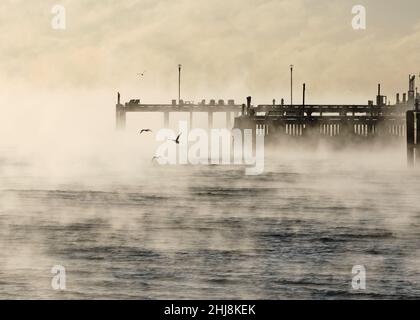 Halifax, Nouvelle-Écosse, Canada.27th janvier 2022.La promenade d'Halifax est engloutie dans la vapeur du matin venant de l'océan, alors qu'un front froid atteint la ville pendant la nuit, avec une température réelle chute à -25C, le brouillard de vapeur s'élève du port tôt ce matin.Credit: Meanderingemu/Alamy Live News Banque D'Images