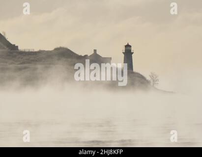 Halifax, Nouvelle-Écosse, Canada. 27 janvier 2022. Alors qu'un front froid frappe la ville pendant la nuit, avec la vraie sensation de température chutant à -25C, le brouillard de vapeur s'élève du port tôt ce matin. Le phare de George Island est à peine visible dans le port. Banque D'Images