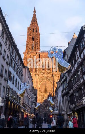 Le soleil couchant illumine la façade gothique de la cathédrale de Strasbourg, en Alsace. Banque D'Images