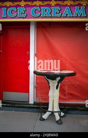 Une table sur le thème des jambes d'une vache sur Brighton Palace Pier Banque D'Images