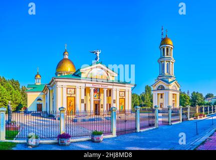Vue panoramique sur la cathédrale St Andrew avec dôme doré et son clocher, Zaporizhzhia, Ukraine Banque D'Images