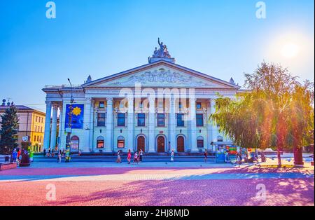 ZAPORIZHHIA, UKRAINE - 25 AOÛT 2021 : la façade du théâtre dramatique Vladimir Magar et la circulation intense sur la place du théâtre, le 25 août à Zap Banque D'Images