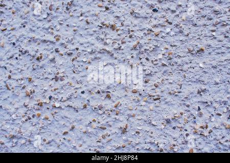 Cailloux naturels dans un sol en béton, texture de sol en pierre ronde antidérapante, image de concept pour un design durable ou écologique pour la décoration intérieure Banque D'Images