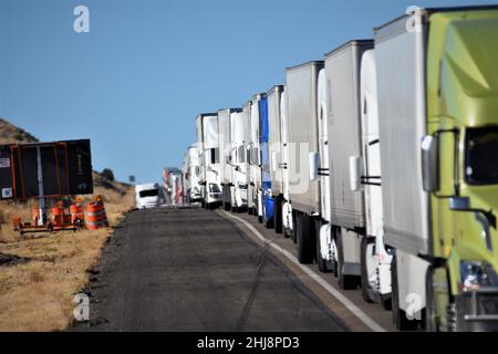 Ligne de camion à 18 roues toronné, et quelques voitures, sur l'I-40 en direction de l'est pendant les constructions et les réparations - semaine avant Noël pendant Covid Banque D'Images