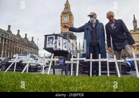 Londres, Royaume-Uni 27th janvier 2022.Un dimanche sanglant en souvenir et un rassemblement sur la place du Parlement.Plusieurs orateurs se sont joints aux manifestants avant le 50th anniversaire du dimanche sanglant pour un souvenir et pour protester contre une amnistie pour les anciens soldats britanniques impliqués dans les meurtres de 1972 à Derry, en Irlande du Nord.Les manifestants ont planté des croix et exposé un cercueil avec les noms des victimes.Credit: Vuk Valcic / Alamy Live News Banque D'Images